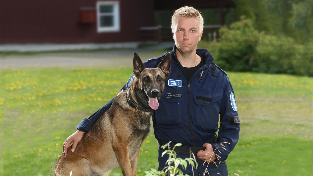 Poliisikoira Viksu ja poliisikoiranohjaaja Toni Tarkiainen.