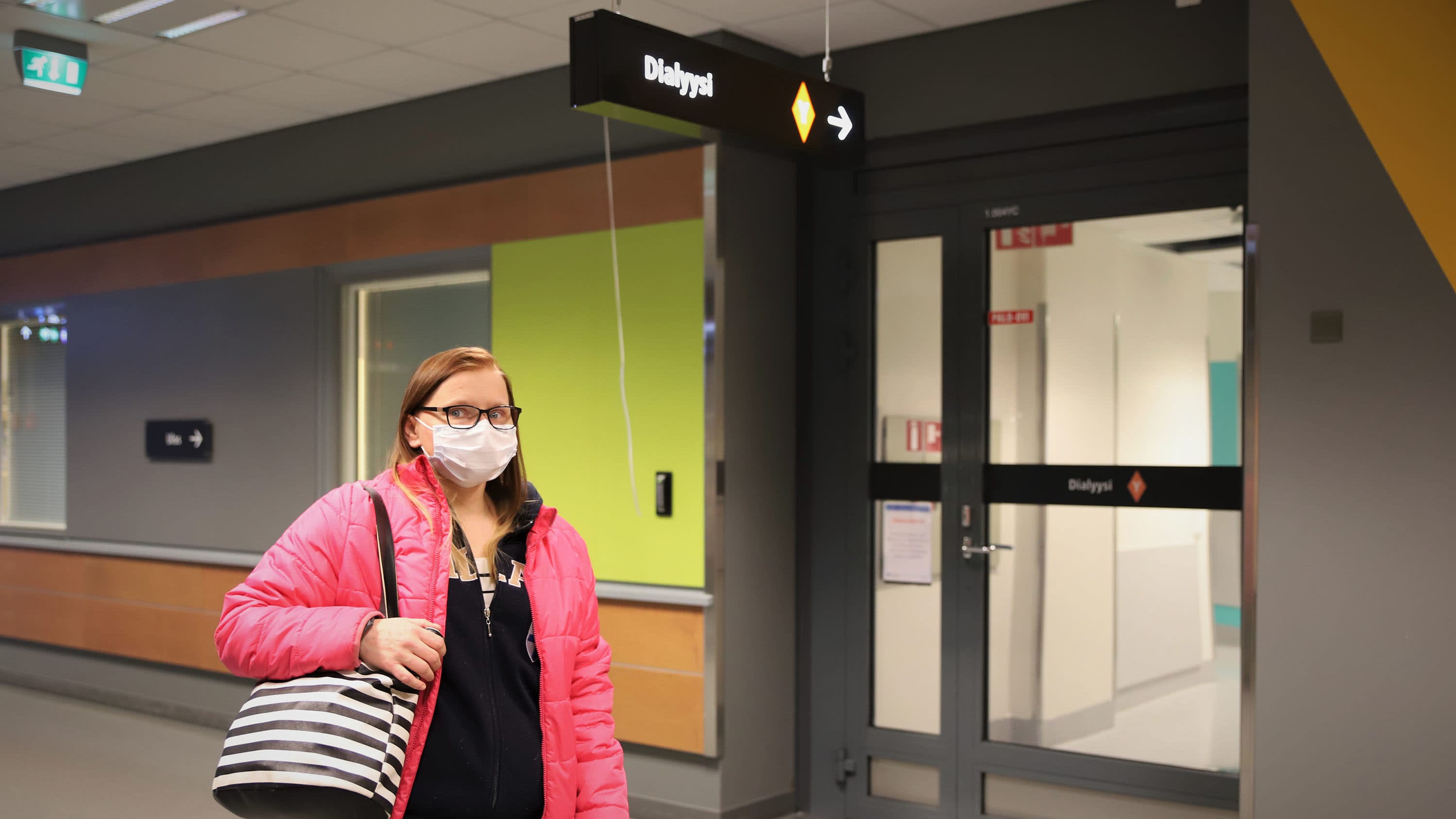 Soinilainen Marika Ploom seisoo dialyysiosaston edessä Seinäjoen keskussairaalassa.