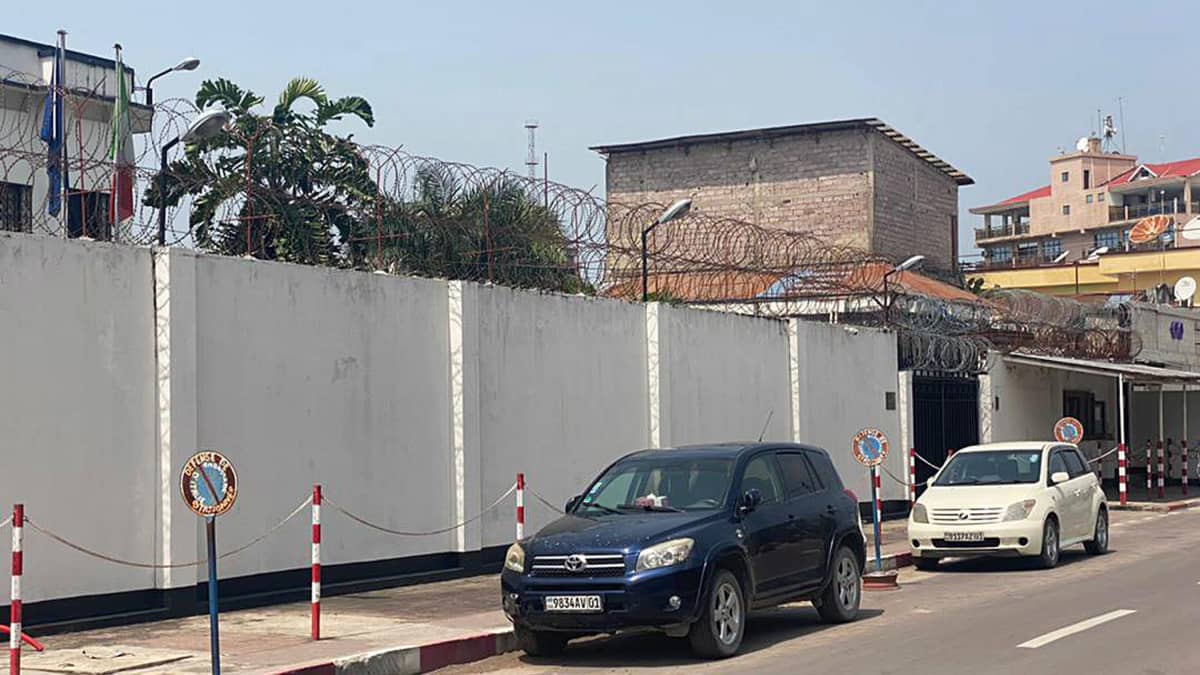 Bil står parkerad utanför Italiens ambassad i Kinshasa i Demokratiska republiken Kongo.