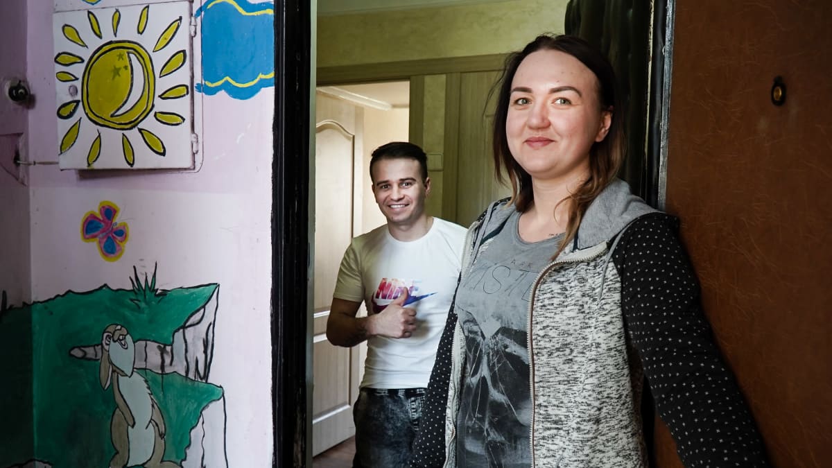 Alina ja Evgeni avaavat oven Kiovassa