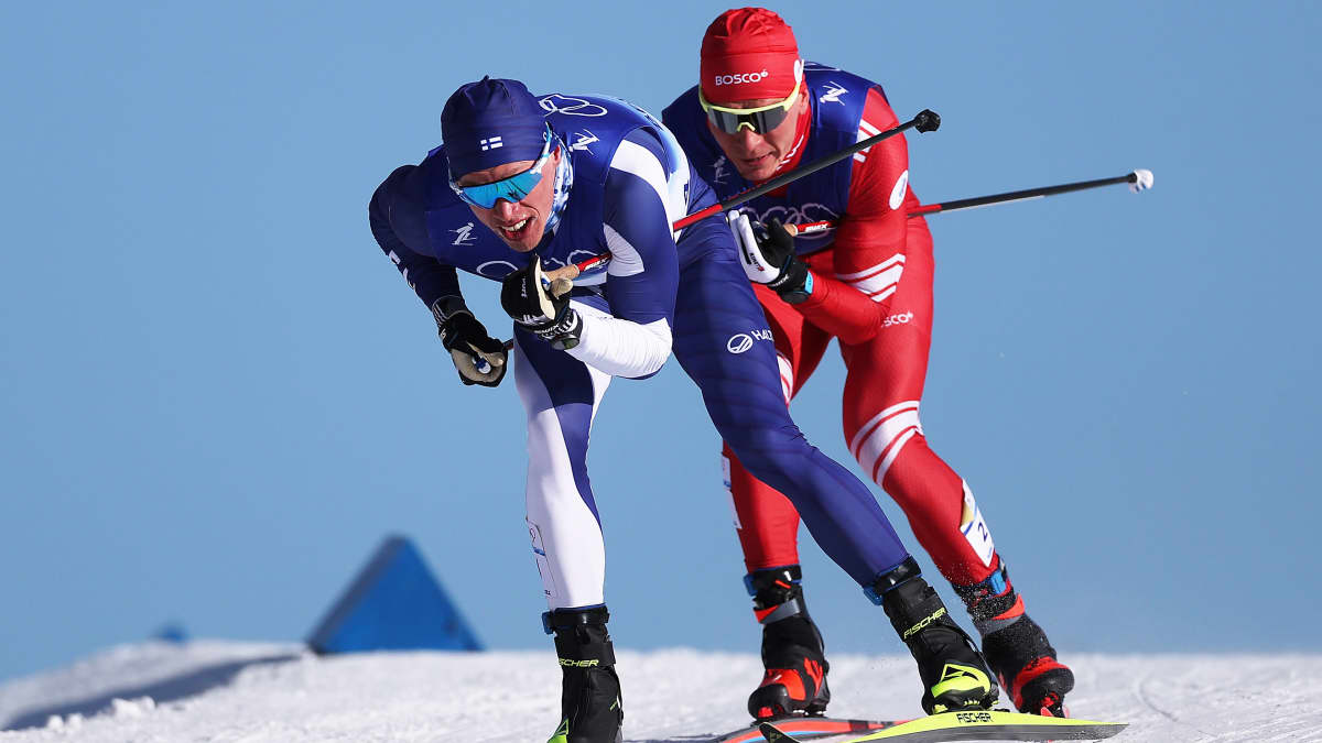 Iivo Niskanen ja Aleksandr Bolshunov hiihtävät peräkkäin.