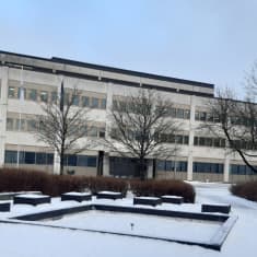 Kokkolan kaupungintalo joulukuisessa lumisessa talvinäkymässä. 