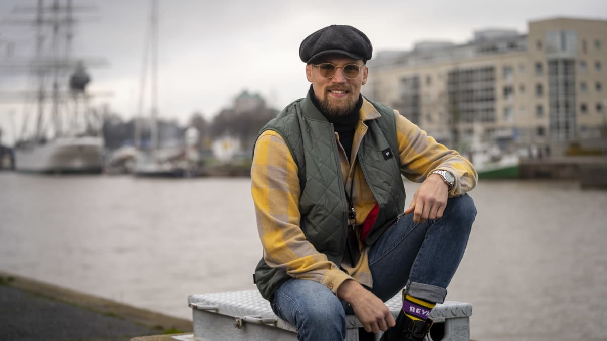 Vapaaottelija Teemu Packalen Aurajoen rannalla Turussa
