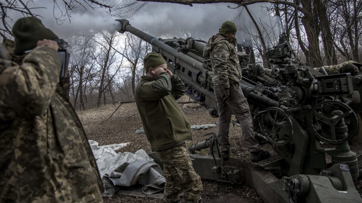 Ukrainan sotilaat ampuvat tykistötykillä Venäjän asemia kohti lähellä Bahmutia.