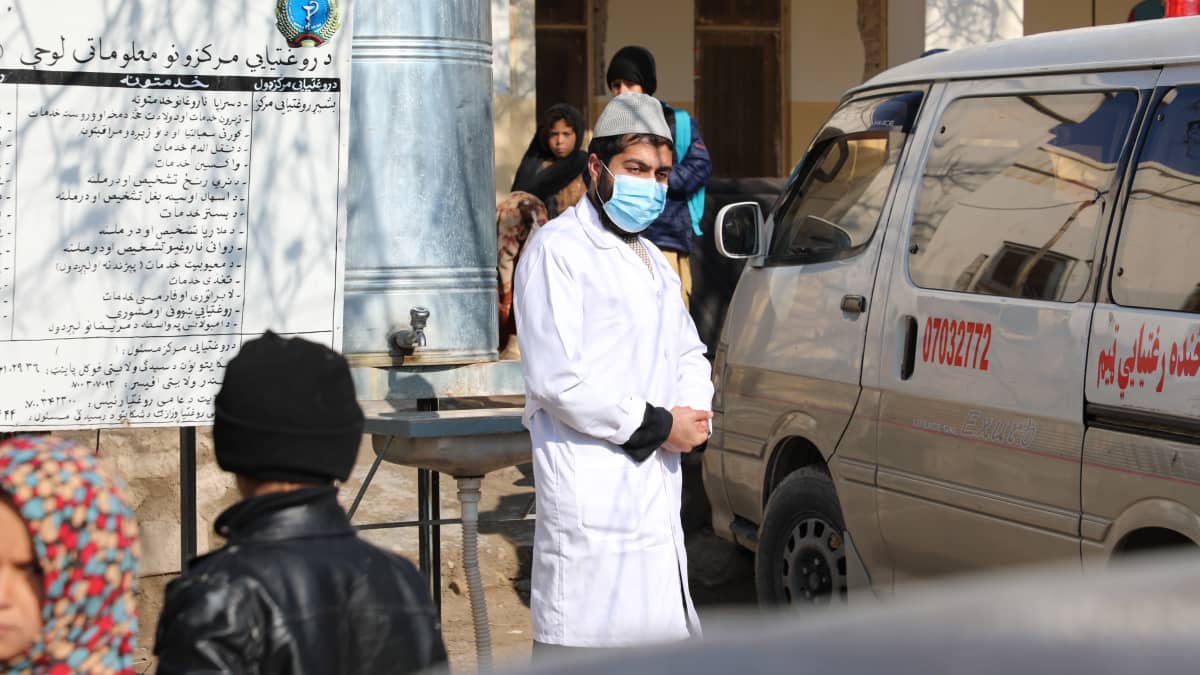 Lääkäri seisoo klinikan pihalla Afganistanissa.