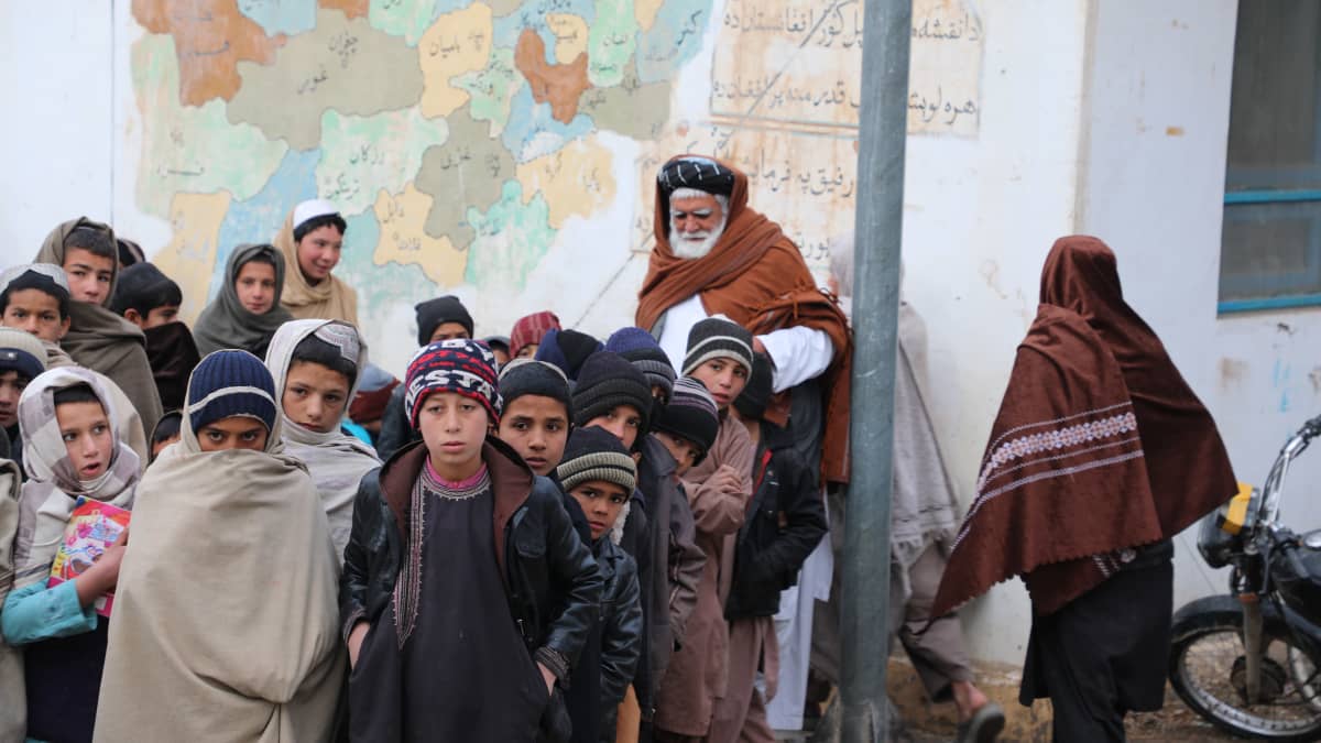 Poikia koulun pihalla Afganistanissa. 