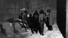 Vuoden 1970 nuorisoa kuvattuna ulkona lumessa juomassa alkoholia. 