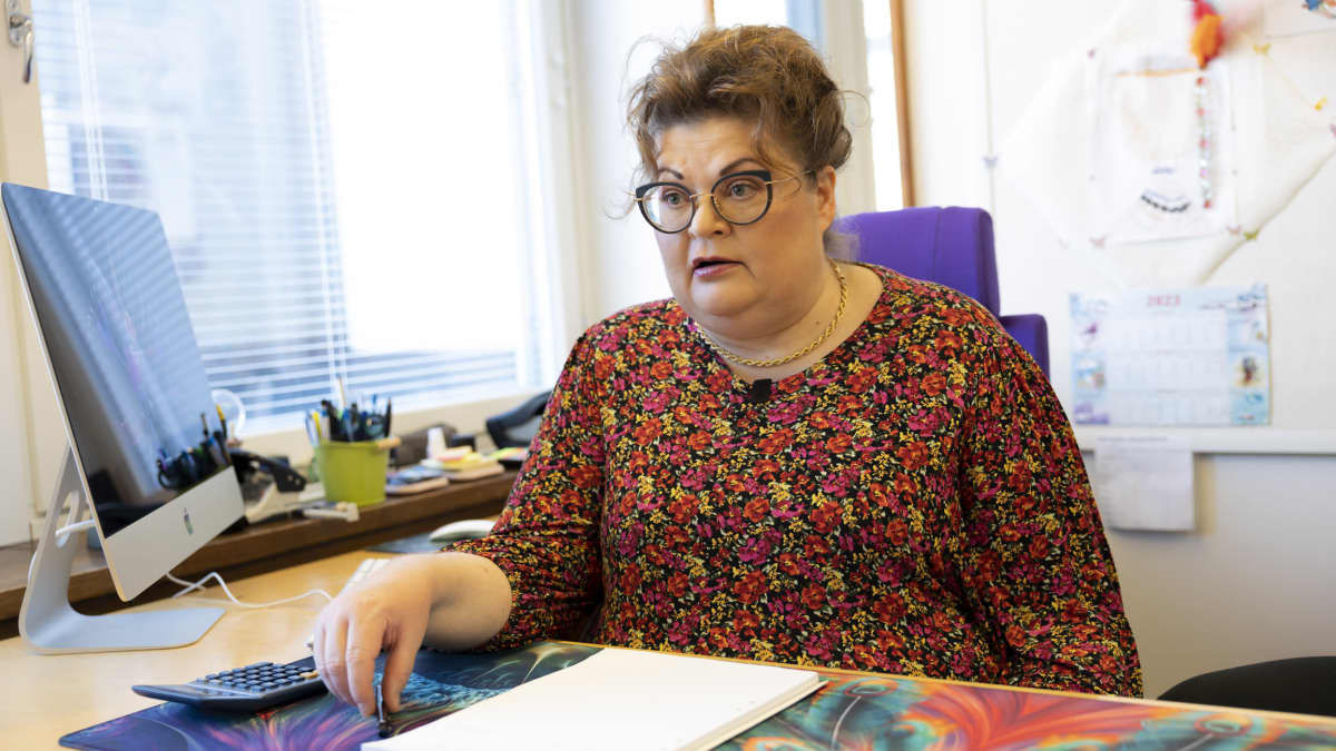 Lakimies Marianne Säkäjärvi istuu toimistopöydän takana