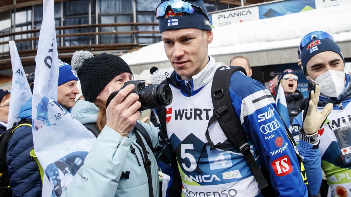 Niko Anttola Heli-äitinsä halauksessa, takavasemmalla isä Marko.
