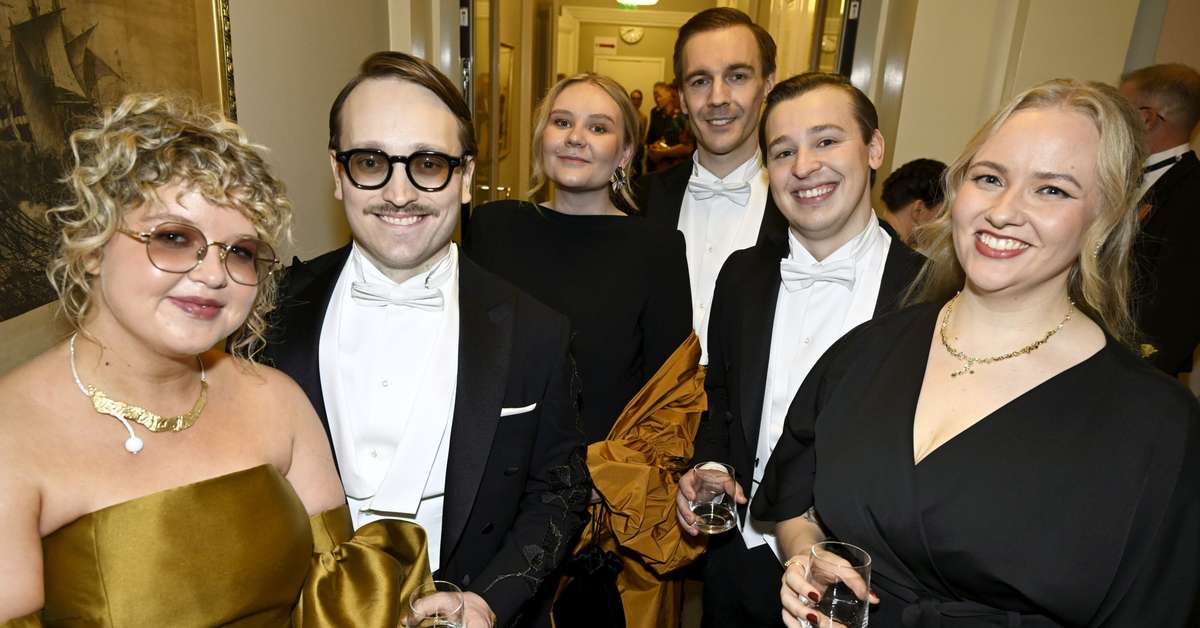 Slottsbalen 2025: Sanna Marin anlände i silver och KAJ i björklövs ...