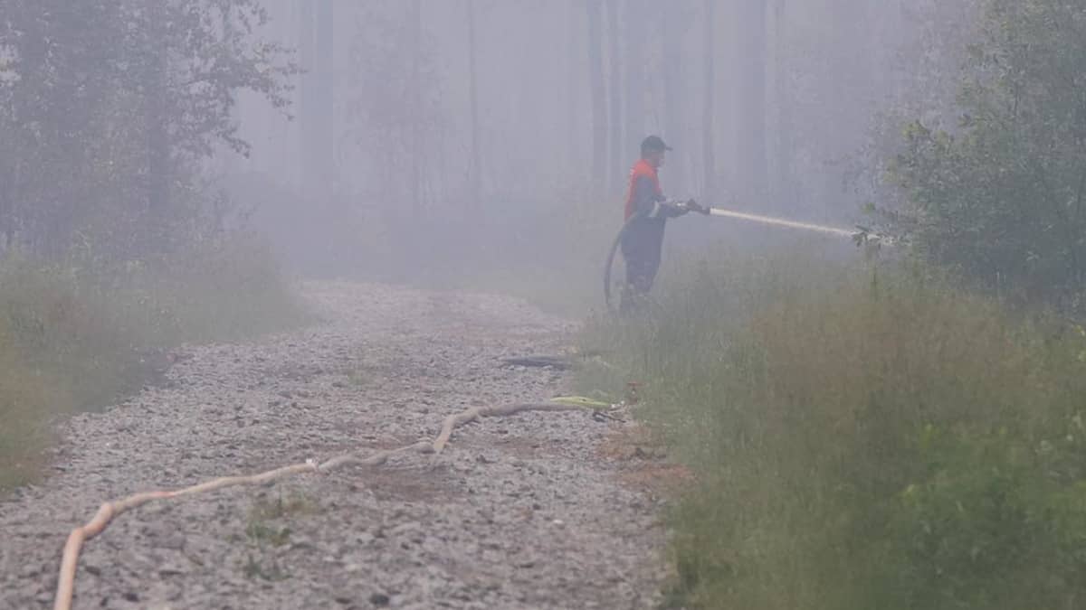Metsäpalon sammutusta Muhoksella.