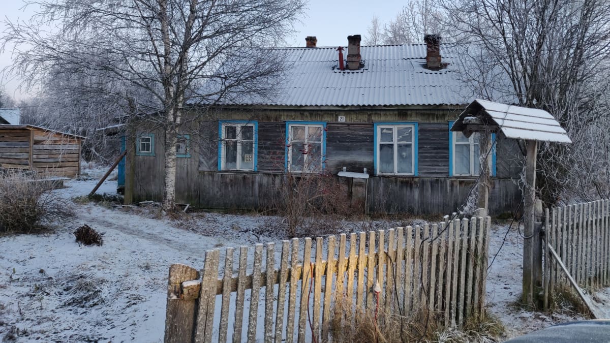 Ensilumen maisemassa vanha talo, jonka omistaa imatralainen Saku Kahra Venäjän Karjalan Lahkolammella lähellä Suojärveä.