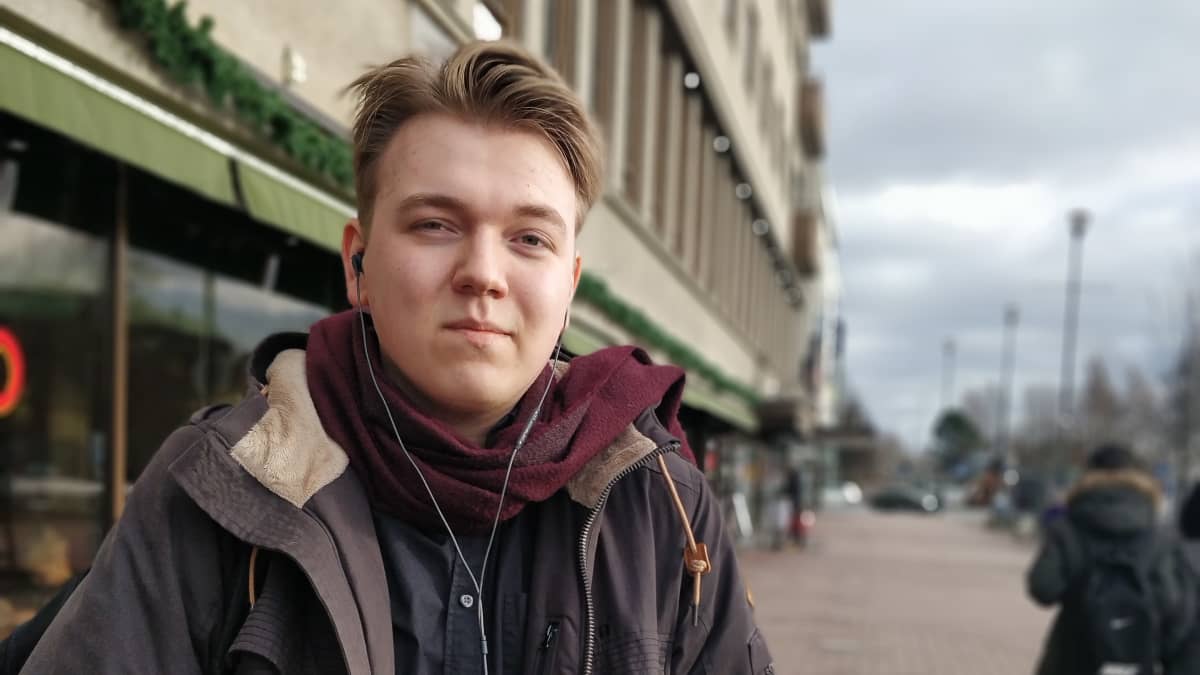 Kuvassa on 18-vuotias Justus Salonen, joka kertoo kuuntelevansa kuulokkeilla musiikkia usein. 