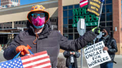 Mielenosoittajat ilmaisivat tukensa ammattiliitolle Amazonin omistaman Whole Foods -ruokakauppaketjun edustalla maaliskuussa.