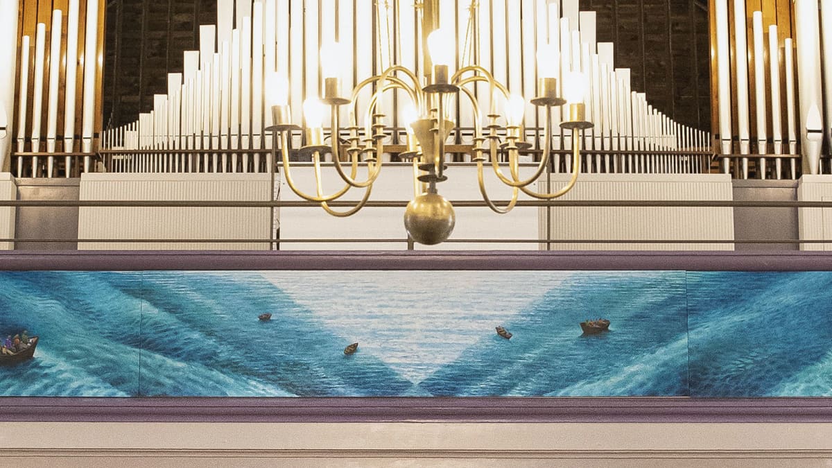 Samuli Heimosen taideteos Petäjäveden kirkossa urkuparven kaiteessa. Veneitä myrskyävällä merellä, joka jakautuu kahtia