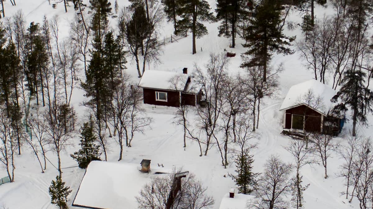 Veikko Palton talo ja naapurin mökki Inarinjärven rannassa ilmakuva