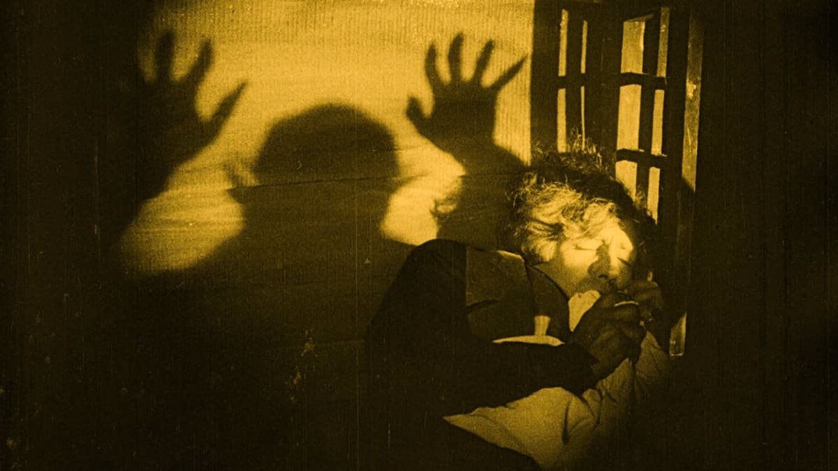 Vampyyri vaanii nukkuvaa naista elokuvassa Nosferatu