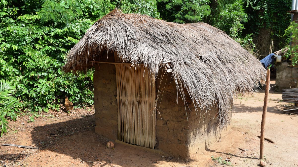 savesta rakennettu kuoppakäymälä Ghanan maaseudulla
