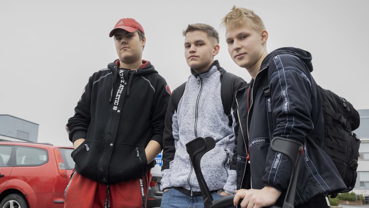 Hiski Koivuniemi, Roni Nikonen ja Elias Rantasuo seisovat Gradian pihalla. Rantasuo nojaa kyynärsauvoihin jalka paketissa. 