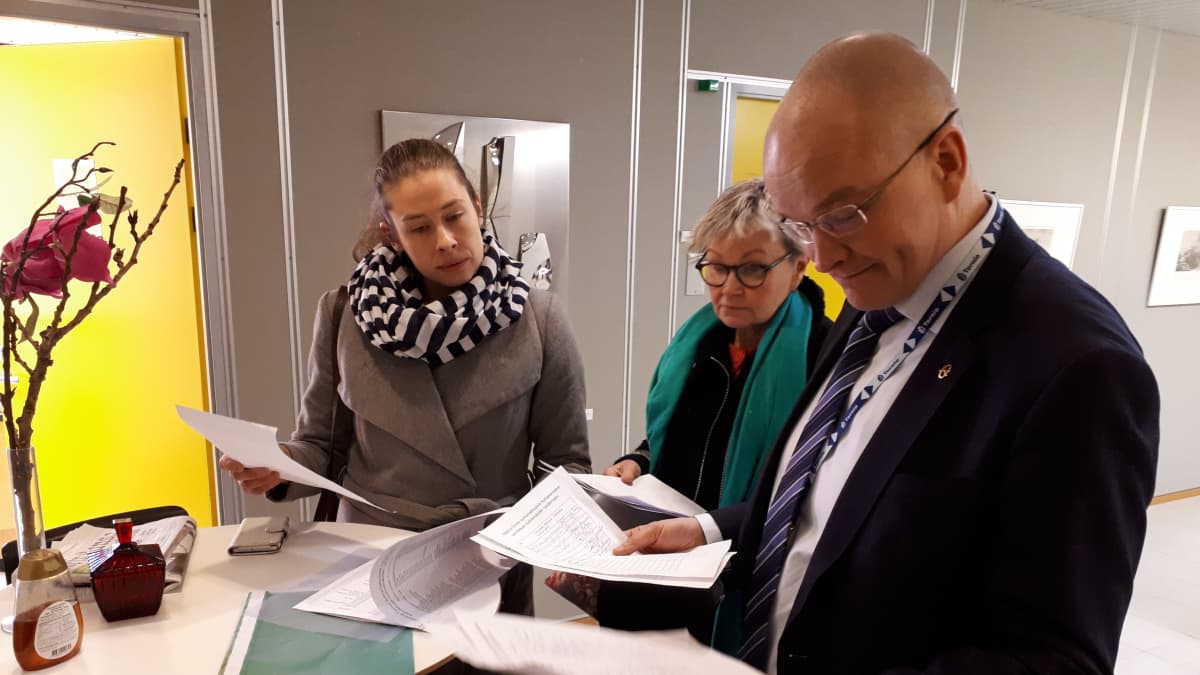 Liisa Koivisto ja Birgit Niva luovuttavat vetoomuksen Tornion kaupunginjohtaja Timo Nousiaiselle.
