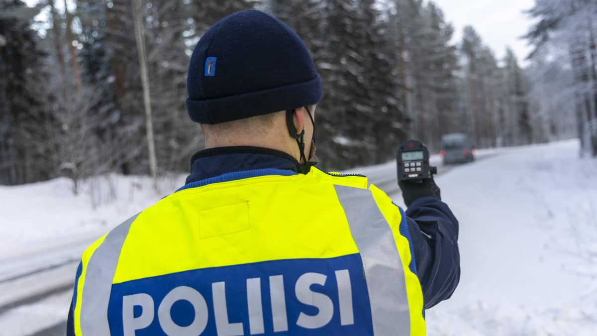 Poliisi suorittaa ylinopeusvalvontaa Suonenjoella.