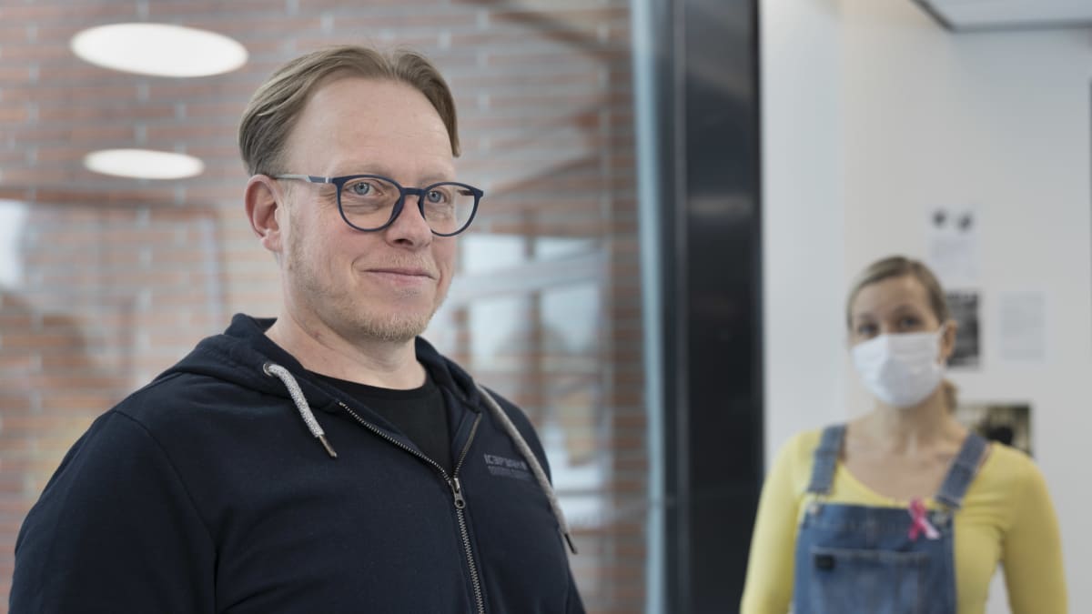 Luokanopettaja Jussi Lehtonen seisoo Keljonkankaan uuden yhtenäiskoulun käytävällä. 