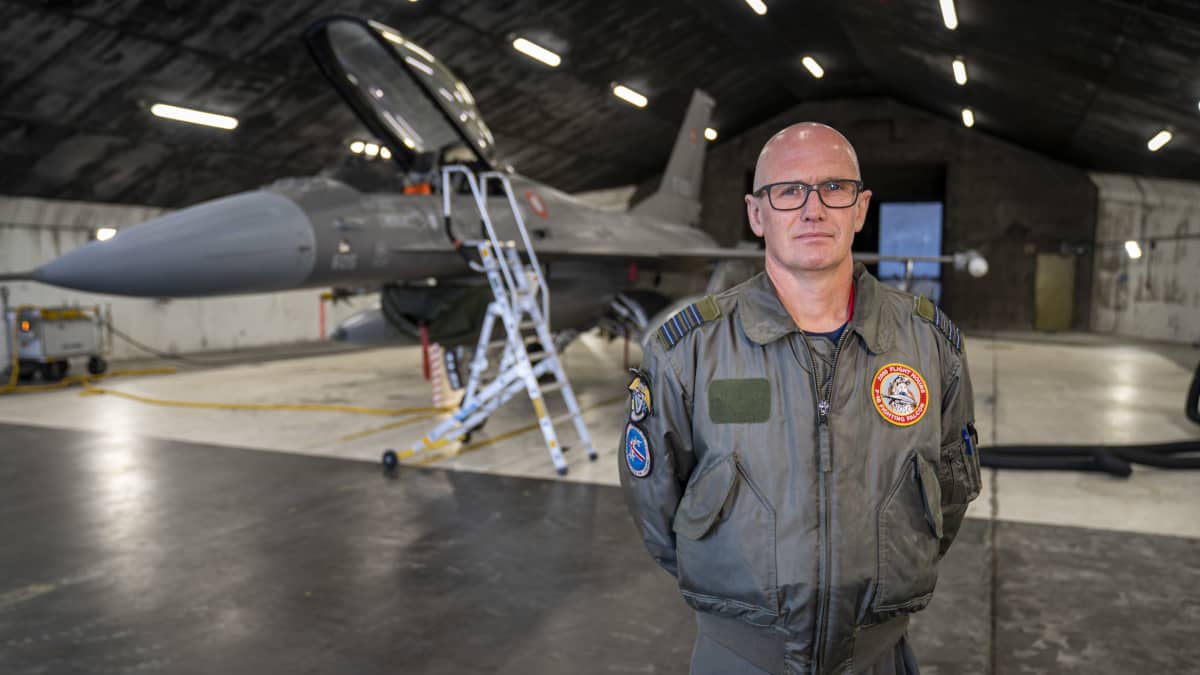 Tanskan kuninkaallisten ilmavoimien hävittäjälaivueen komentaja DEL, F-16 -hävittäjän vieressä Keflavikissä, Islannissa.