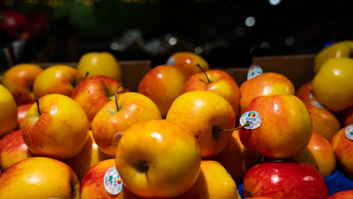 yleiskuva - ruokakaupan hevi-osasto. Omenat lähikuvassa.