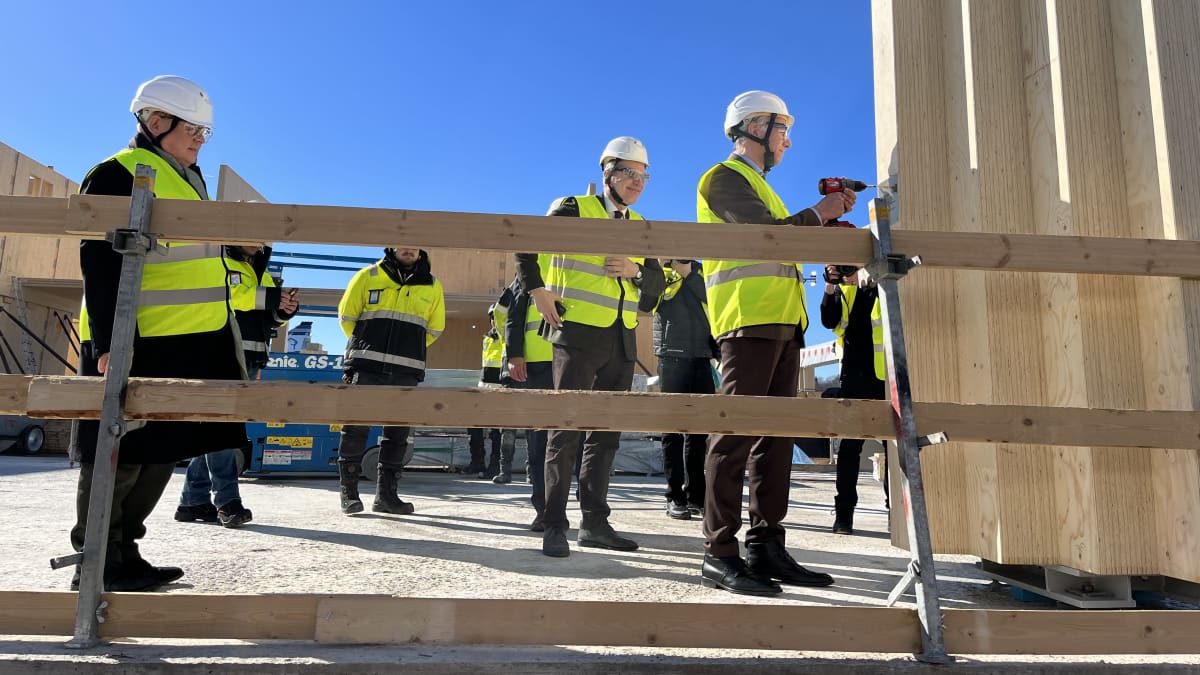 Stora Enson uuden pääkonttorin ensimmäisen puuelementin asennustilaisuus