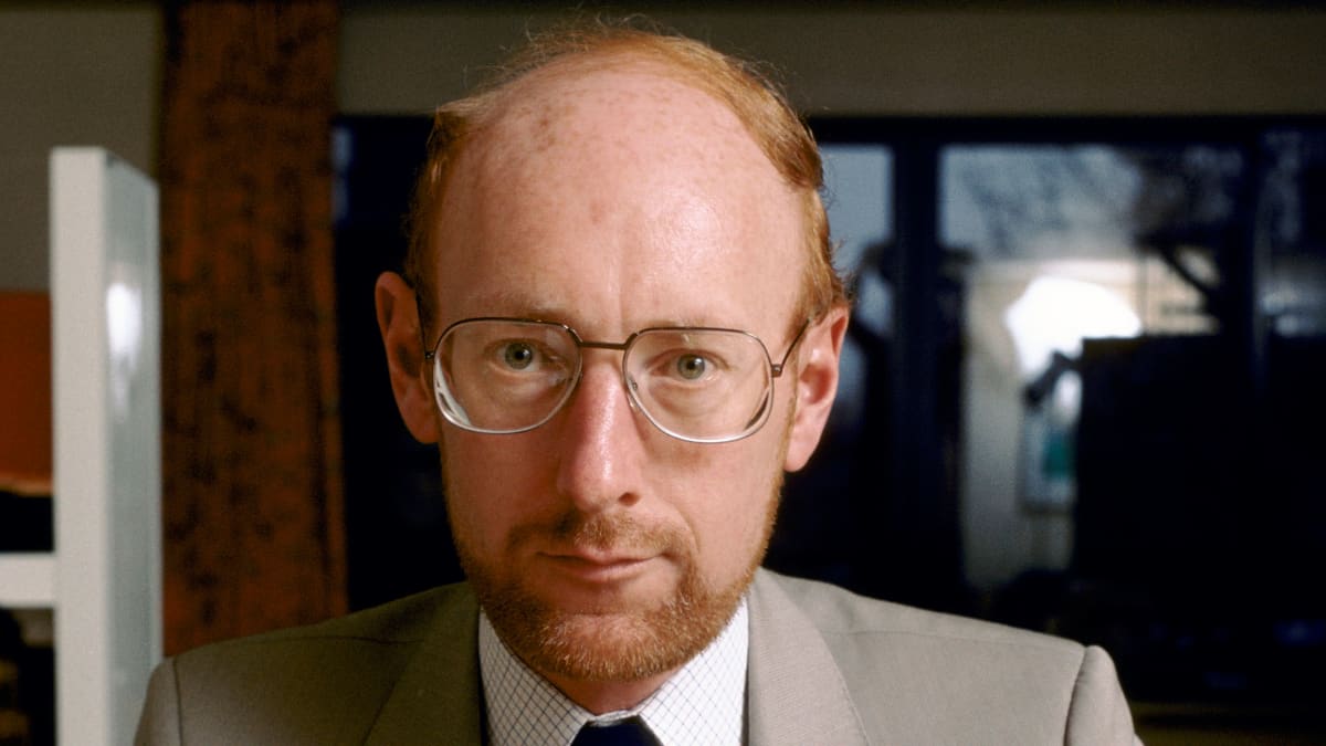 Clive Sinclair pitää kädessään Sinclair ZX Spectrum -mikrotietokonetta.