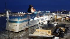 Tallink Siljas kryssningsfartyg Galaxy ligger vid kajen i Åbo hamn en tidig vintermorgon.