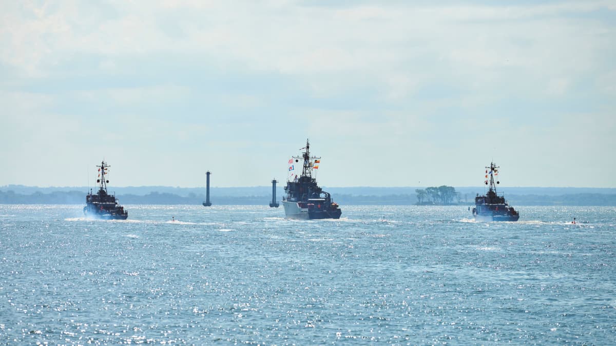 Kolme venäläistä sota-alusta harjoittelee Itämerellä kesällä 2021.