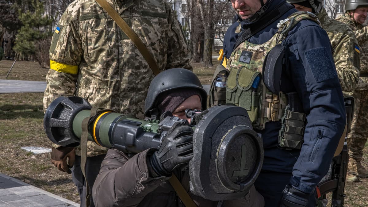 Ukrainalaiset sotilaat opettelevat kertasingon käyttöä.