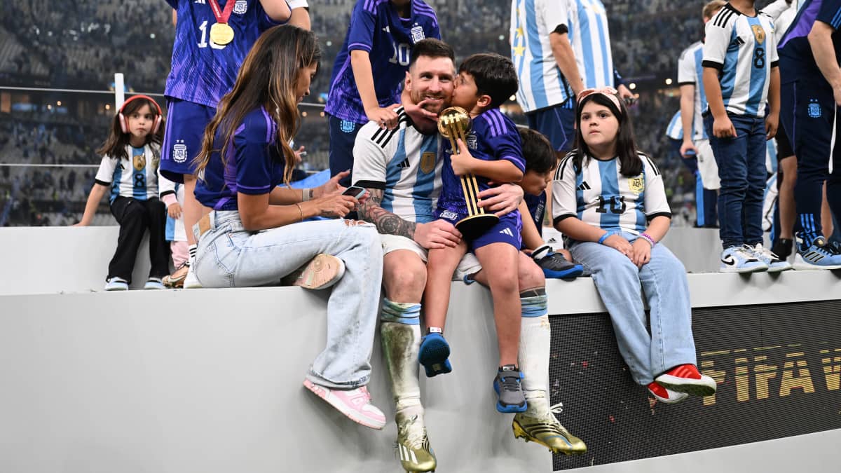 Lionel Messi juhli mestaruutta perheensä kanssa.