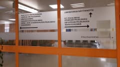Sairaalan ovessa opastetaan eri poliklinikoille.