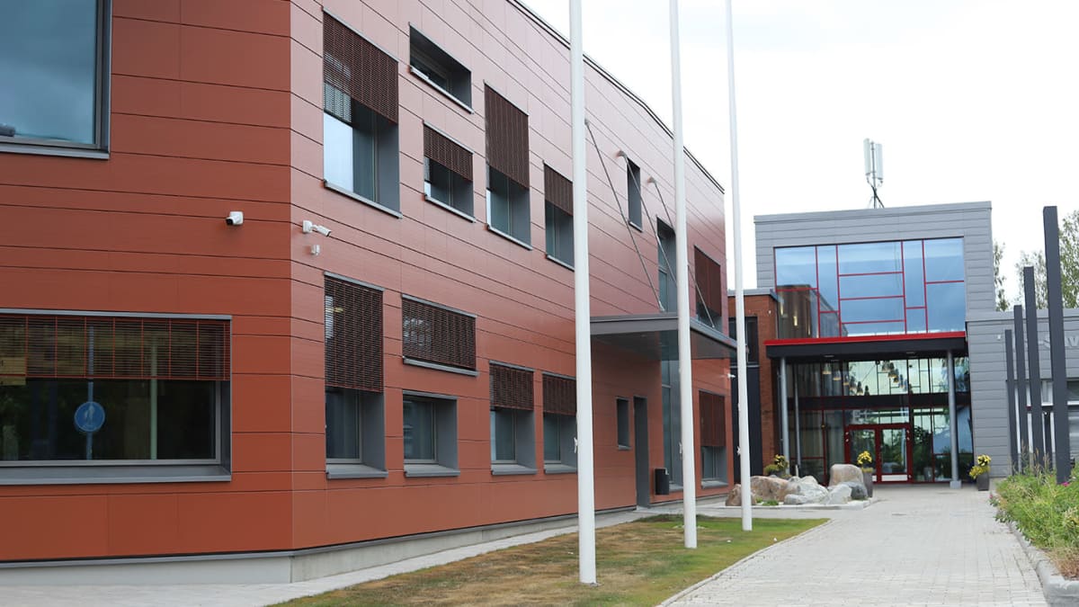 Punaruskea-harmaa koulurakennus elo-syyskuussa.