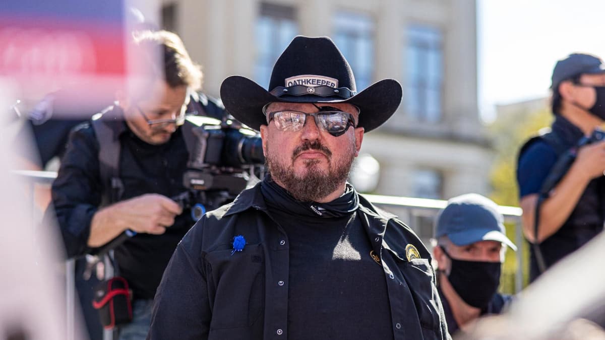 Mies cowboy hatussa Stewart Rhodes katsoo kameraan, vasemman silmän päällä on silmälappu. 