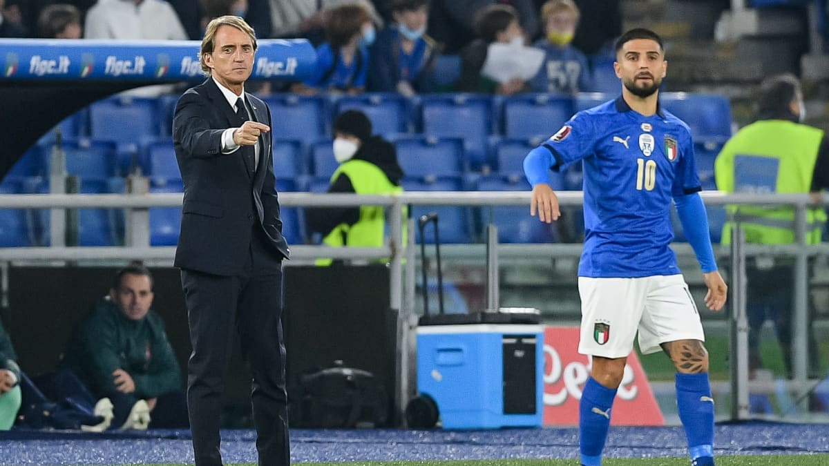 Italian päävalmentaja Roberto Mancini ja hyökkääjä Lorenzo Insigne saivat maanantai-iltana ihmetellä MM-kisapaikan lipumista näpeistä.