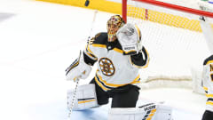 Tuukka Rask torjuu kiekkoa New York Islandersia vastaan 5. kesäkuuta 2021.