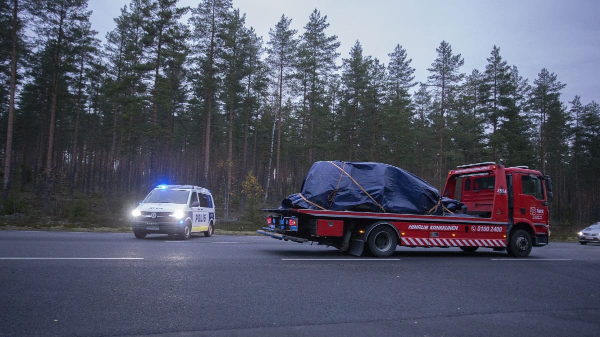 Henkilöauto hinausauton lavalla onnettomuuspaikalla Kuutostiellä Luumäellä 25. lokakuuta 2022.