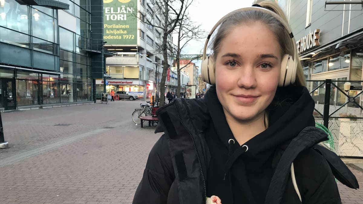 Emilia Koikkalainen katsoo kameraan Porin kävelykadulla.