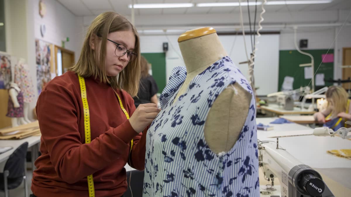 Sedun opiskelija Henni Kinnunen valmistaa pukua Hiljaiset perivät maan -oopperaan.
