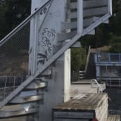 myllysaaren hyppytornin portaita laiturilta kuvattuna