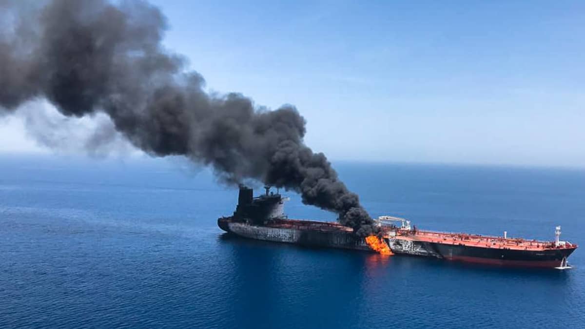 Den norska oljetankern Front Altair brinner efter en misstänkt attack i Omanbukten.