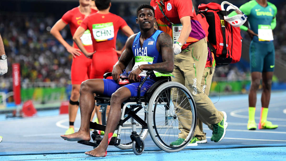 Yhdysvaltain Trayvon Bromell kuljetettiin pyörätuolissa pois kentältä Rion olympialaisten pikaviestin jälkeen.