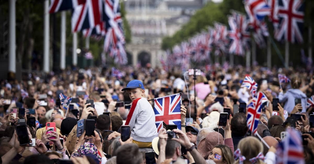 Kymmenet tuhannet britit kerääntyivät kuningatar Elisabetin juhlien suurkonserttiin