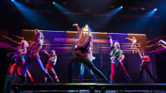 Seela Kimpimäki, "Alex Owens" ja muut Vaskivuoren lukion oppilaat lavalla Flashdance-musikaalin kenraaliharjoituksessa.