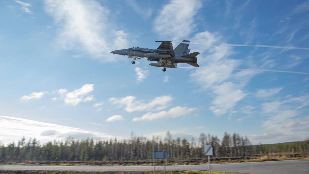 Lapin lennoston F/A-18 Hornet nousee ilmaan Norvajärven varalaskupaikalta