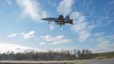Lapin lennoston F/A-18 Hornet nousee ilmaan Norvajärven varalaskupaikalta