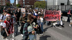 Kaikkien Helsinki -mielenosoituskulkueessa osoitettiin mieltä vapaan kaupunkitilan puolesta 21.5.2023. Poliisin arvion mukaan kulkueeseen osallistui hieman vajaa 600 ihmistä.